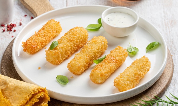 Рулетики из рисовой бумаги с сыром и колбасой 